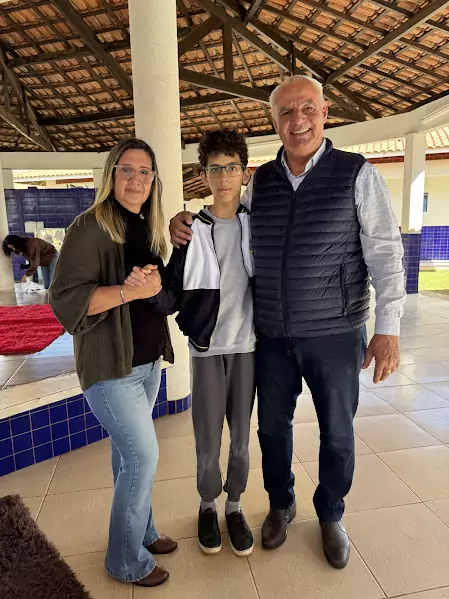 Caracol entrega uniformes para 100% da Rede Municipal de Ensino