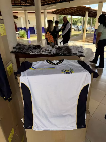 Caracol entrega uniformes para 100% da Rede Municipal de Ensino