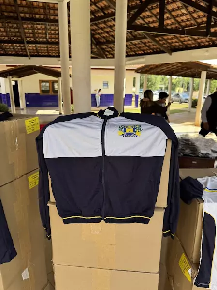 Caracol entrega uniformes para 100% da Rede Municipal de Ensino