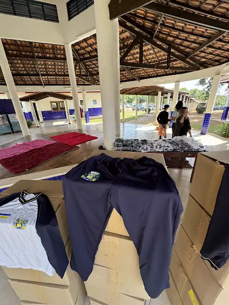 Caracol entrega uniformes para 100% da Rede Municipal de Ensino