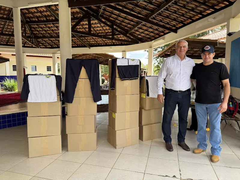 Caracol entrega uniformes para 100% da Rede Municipal de Ensino