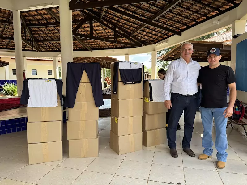 Caracol entrega uniformes para 100% da Rede Municipal de Ensino