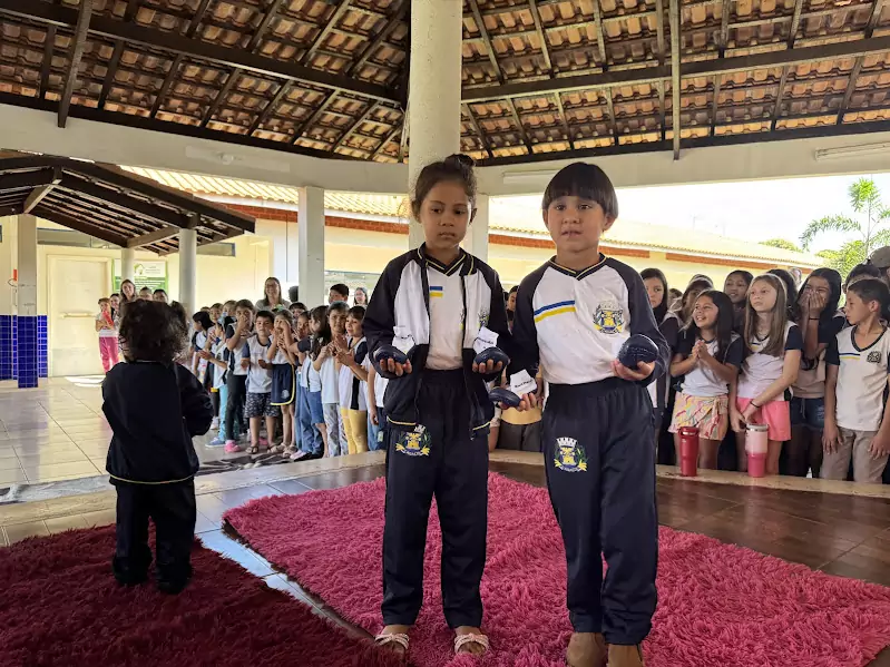 Caracol entrega uniformes para 100% da Rede Municipal de Ensino