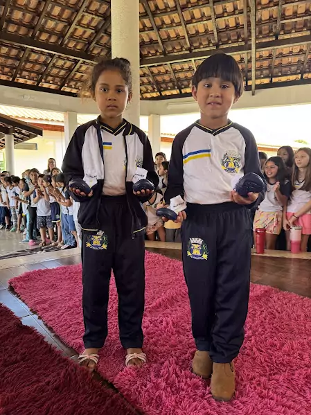 Caracol entrega uniformes para 100% da Rede Municipal de Ensino