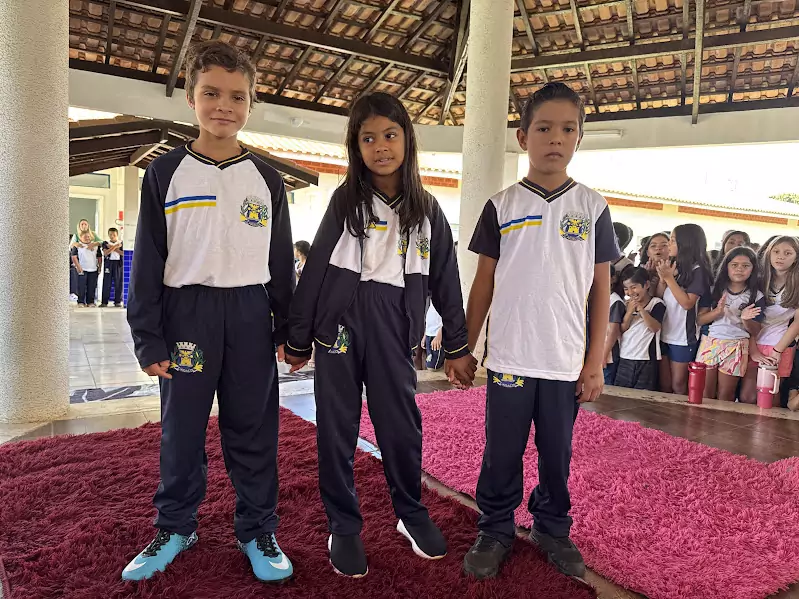 Caracol entrega uniformes para 100% da Rede Municipal de Ensino