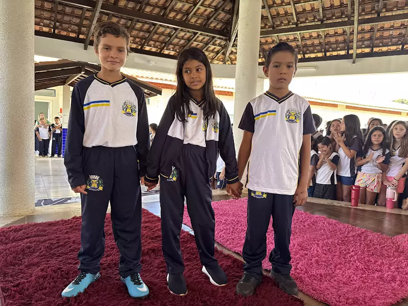 Caracol entrega uniformes para 100% da Rede Municipal de Ensino