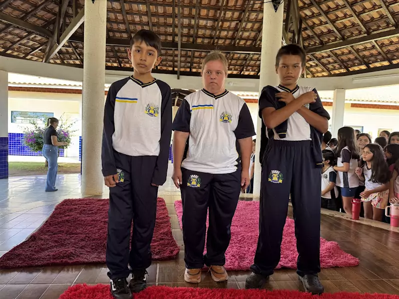 Caracol entrega uniformes para 100% da Rede Municipal de Ensino