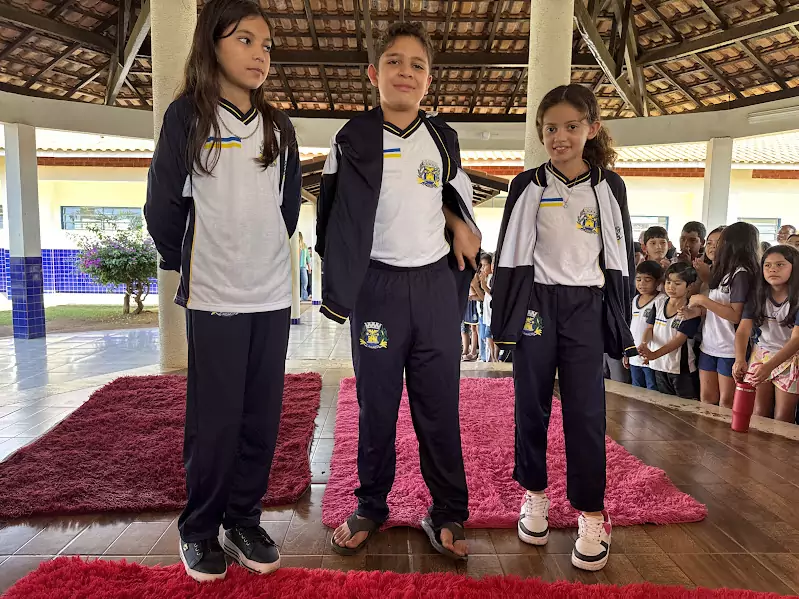 Caracol entrega uniformes para 100% da Rede Municipal de Ensino