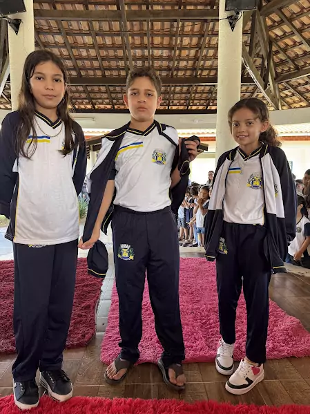 Caracol entrega uniformes para 100% da Rede Municipal de Ensino