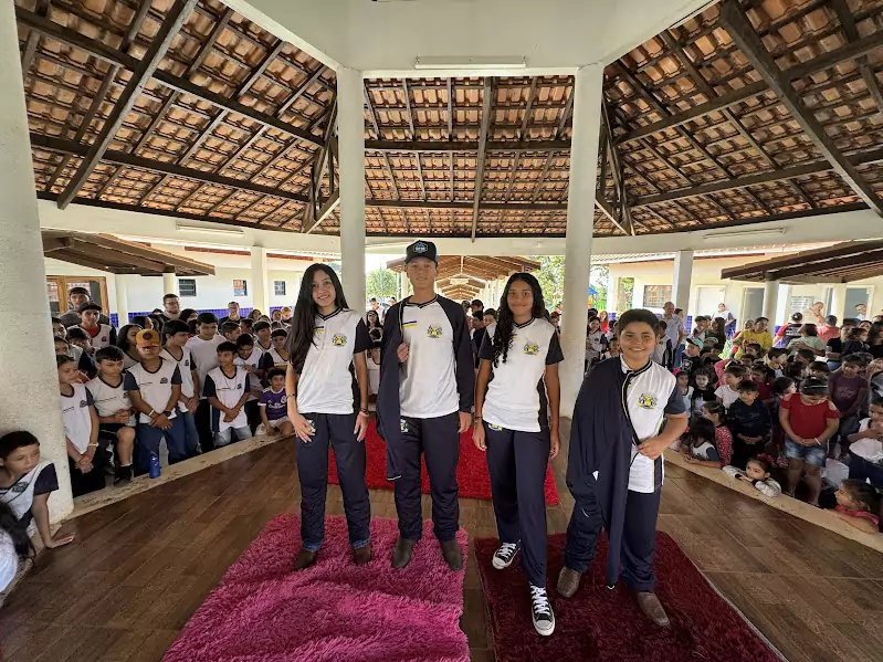 Caracol entrega uniformes para 100% da Rede Municipal de Ensino