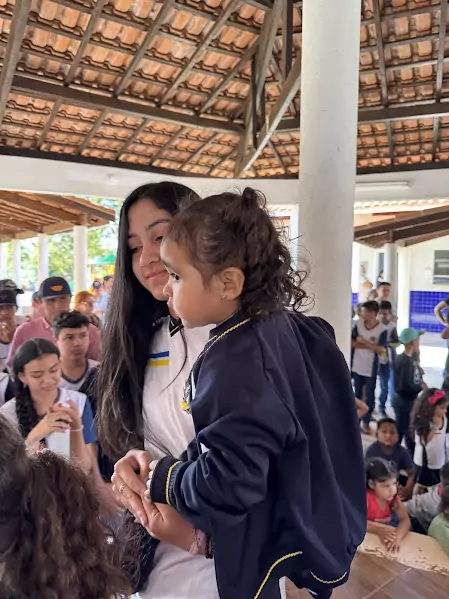 Caracol entrega uniformes para 100% da Rede Municipal de Ensino