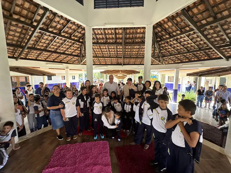 Caracol entrega uniformes para 100% da Rede Municipal de Ensino