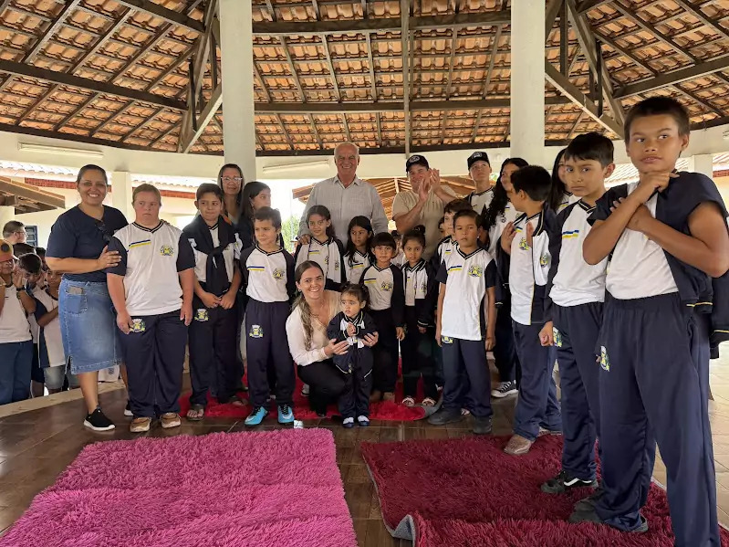 Caracol entrega uniformes para 100% da Rede Municipal de Ensino