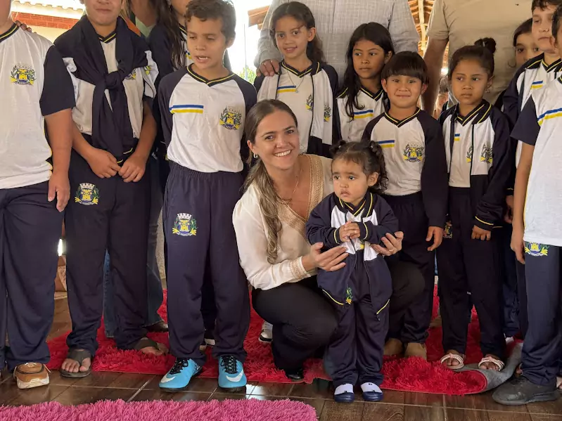 Caracol entrega uniformes para 100% da Rede Municipal de Ensino
