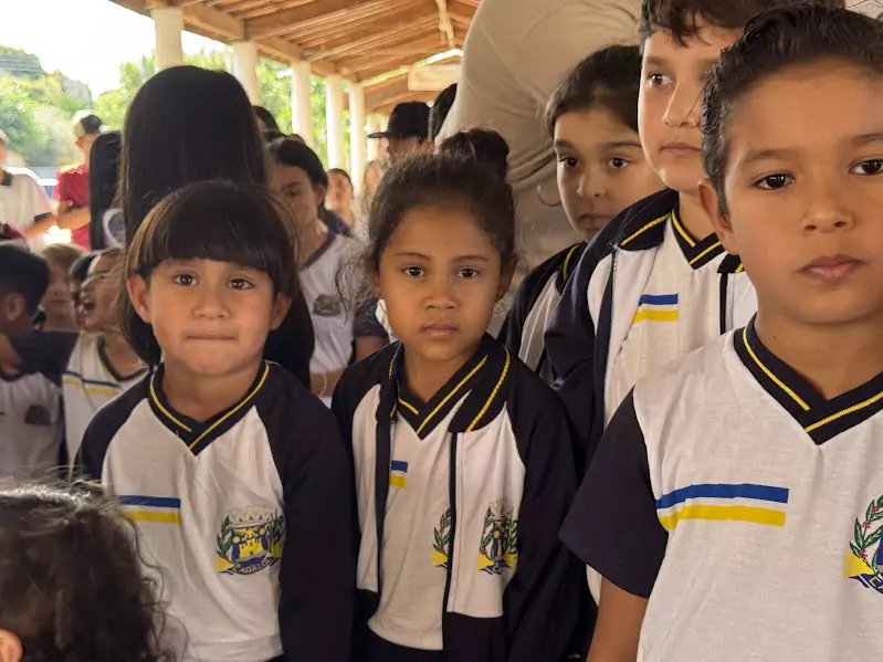 Caracol entrega uniformes para 100% da Rede Municipal de Ensino