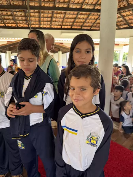 Caracol entrega uniformes para 100% da Rede Municipal de Ensino