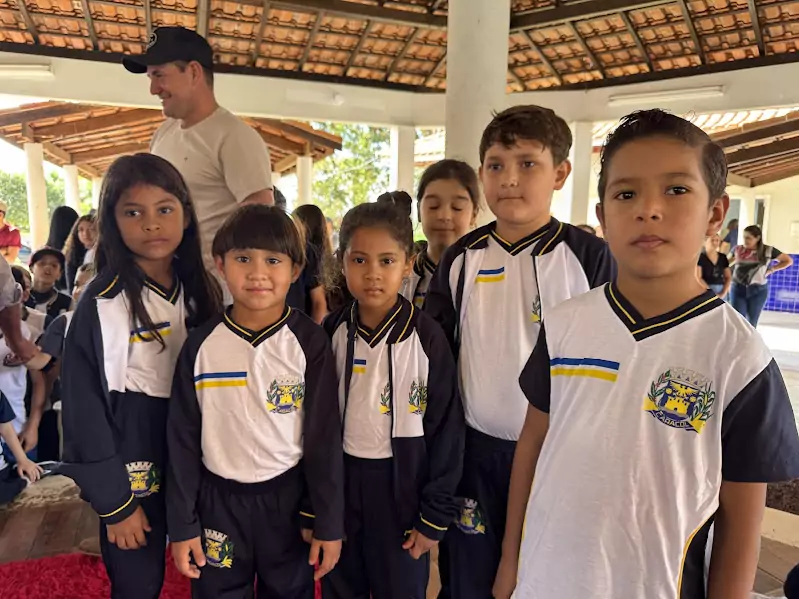 Caracol entrega uniformes para 100% da Rede Municipal de Ensino