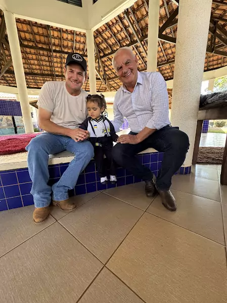 Caracol entrega uniformes para 100% da Rede Municipal de Ensino