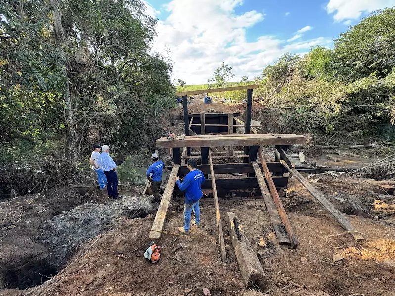 Prefeitura de Caracol reconstrói ponte sobre o Rio Campo Limpo no Alto Caracol