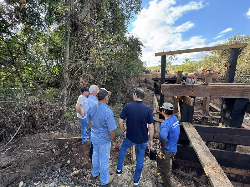 Prefeitura de Caracol reconstrói ponte sobre o Rio Campo Limpo no Alto Caracol