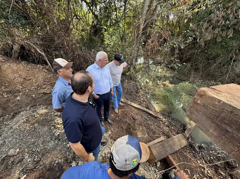 Prefeitura de Caracol reconstrói ponte sobre o Rio Campo Limpo no Alto Caracol