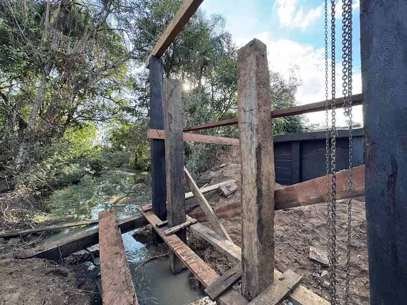 Prefeitura de Caracol reconstrói ponte sobre o Rio Campo Limpo no Alto Caracol