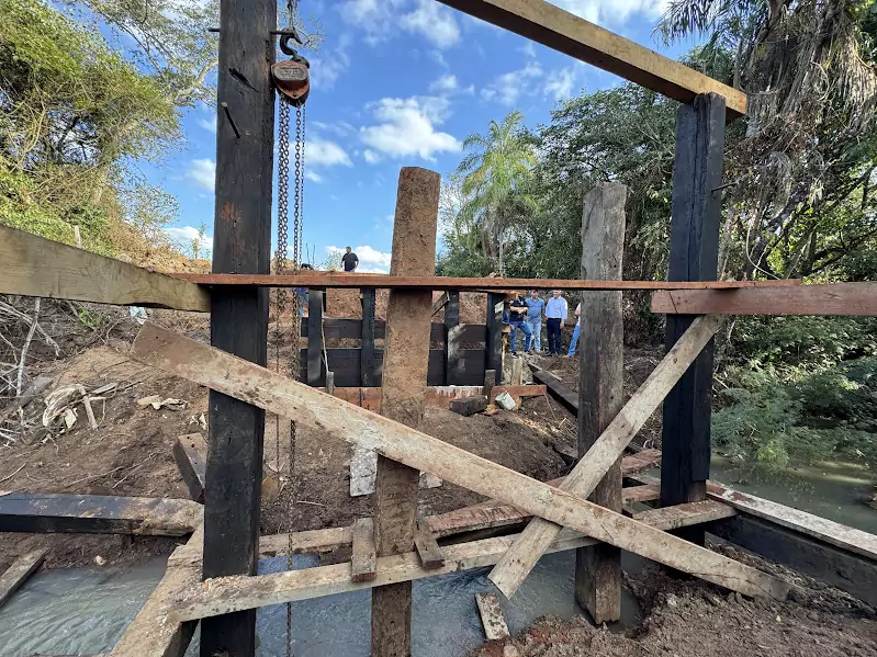 Prefeitura de Caracol reconstrói ponte sobre o Rio Campo Limpo no Alto Caracol