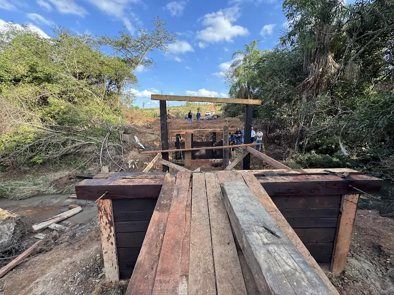 Prefeitura de Caracol reconstrói ponte sobre o Rio Campo Limpo no Alto Caracol
