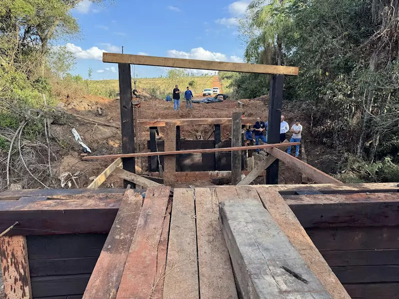 Prefeitura de Caracol reconstrói ponte sobre o Rio Campo Limpo no Alto Caracol