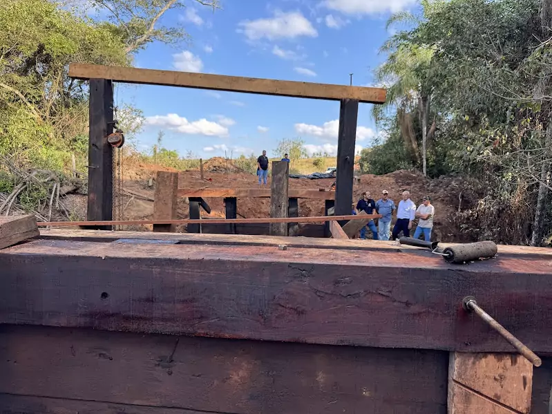 Prefeitura de Caracol reconstrói ponte sobre o Rio Campo Limpo no Alto Caracol