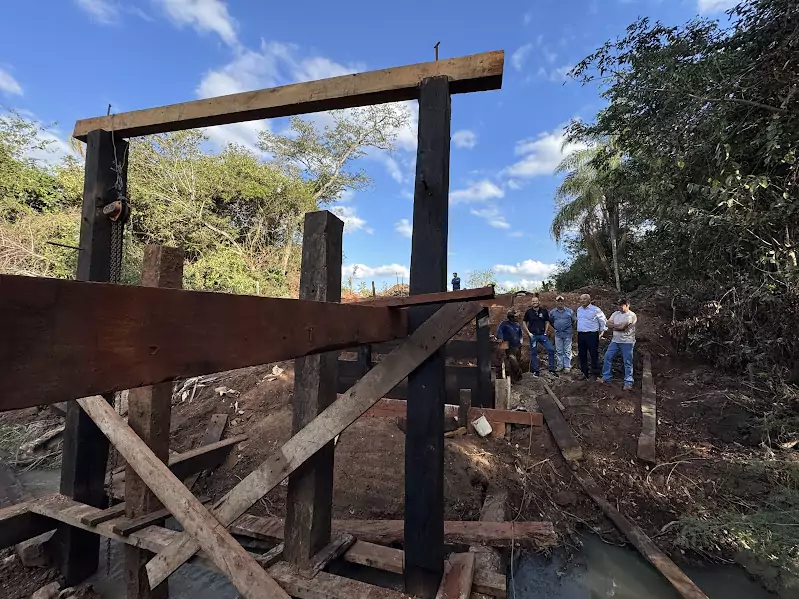 Prefeitura de Caracol reconstrói ponte sobre o Rio Campo Limpo no Alto Caracol