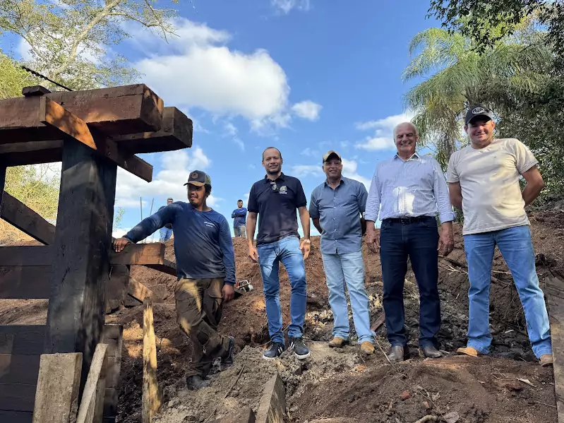 Prefeitura de Caracol reconstrói ponte sobre o Rio Campo Limpo no Alto Caracol