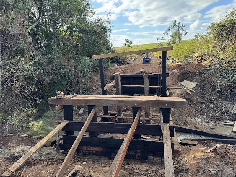Prefeitura de Caracol reconstrói ponte sobre o Rio Campo Limpo no Alto Caracol