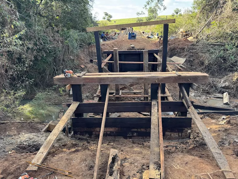 Prefeitura de Caracol reconstrói ponte sobre o Rio Campo Limpo no Alto Caracol