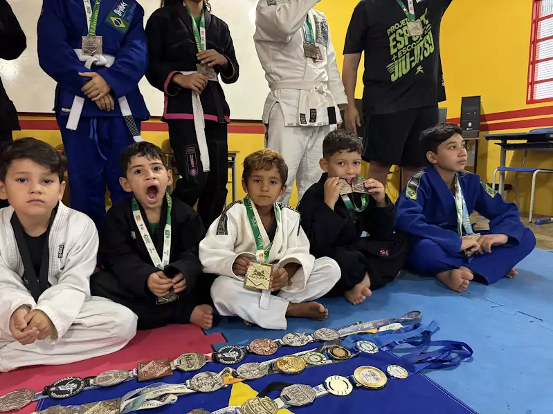 Projeto “ESPORTE +" Escola de Jiu-Jitsu conquista 11 medalhas no Campeonato Brasileiro Centro-Oeste Projeto “ESPORTE +" Escola de Jiu-Jitsu conquista 11 medalhas no Campeonato Brasileiro Centro-Oeste