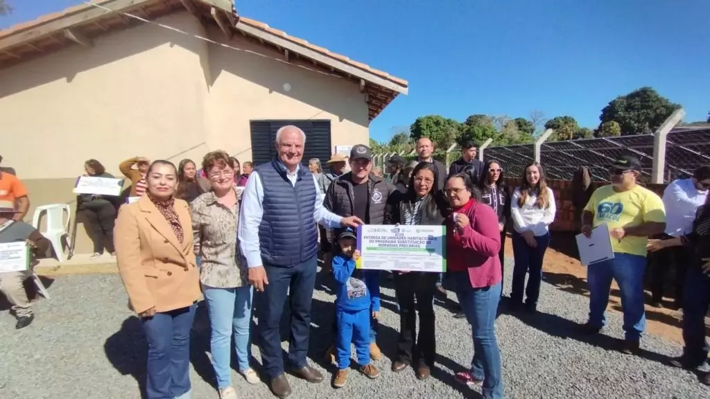 Prefeitura de Caracol entrega 26 novas casas e inaugura ponte de concreto