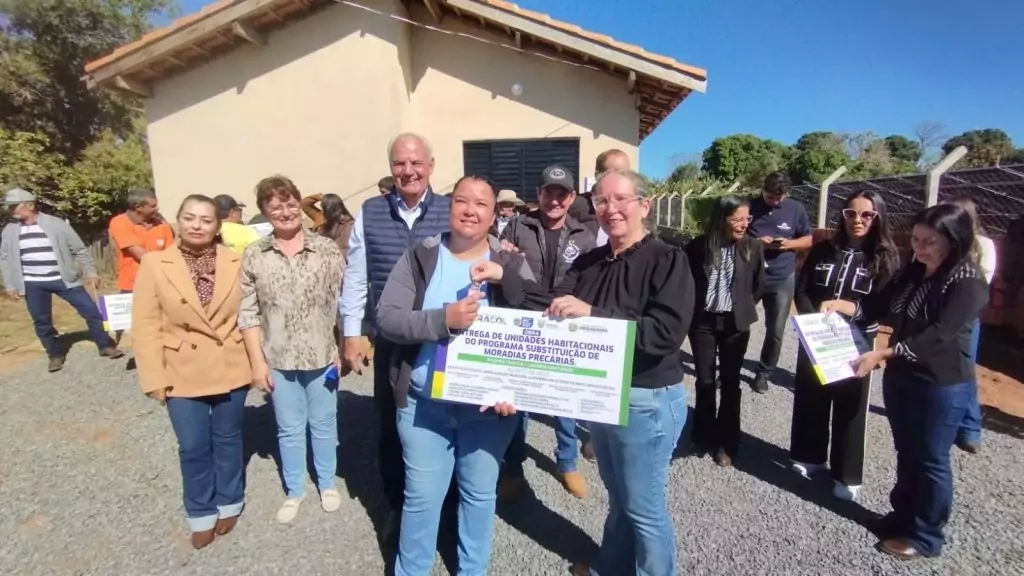 Prefeitura de Caracol entrega 26 novas casas e inaugura ponte de concreto