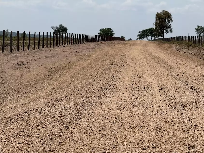 Secretaria de Obras de Caracol realiza manutenção preventiva em estradas rurais