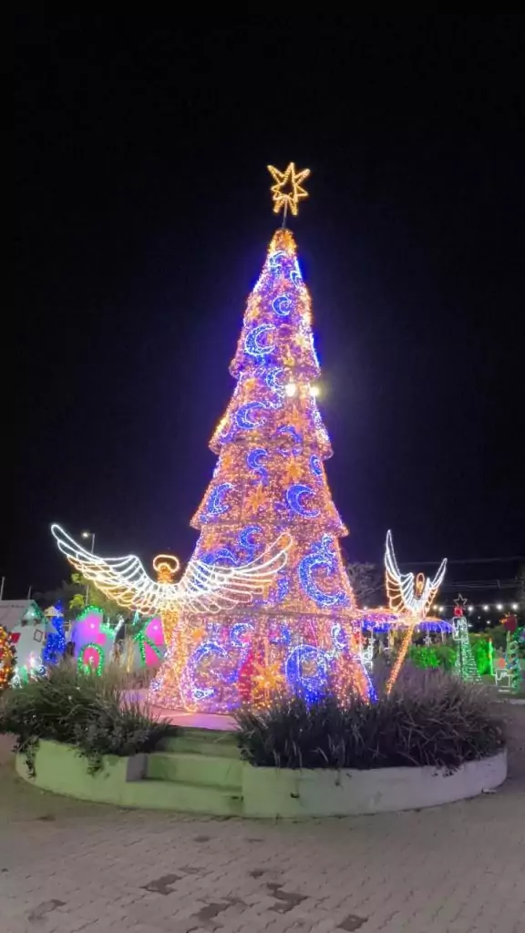 Em Caracol, Papai Noel chega de nave extraterrestre e encanta multidão no Natal de Luzes Em Caracol, Papai Noel chega de nave extraterrestre e encanta multidão no Natal de Luzes