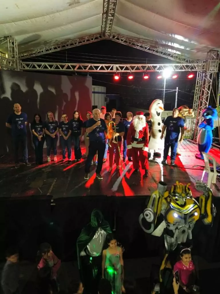 Em Caracol, Papai Noel chega de nave extraterrestre e encanta multidão no Natal de Luzes Em Caracol, Papai Noel chega de nave extraterrestre e encanta multidão no Natal de Luzes