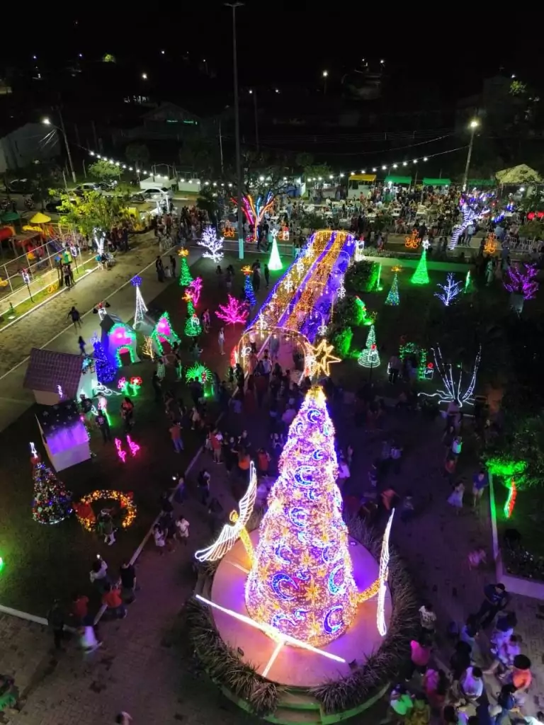 Em Caracol, Papai Noel chega de nave extraterrestre e encanta multidão no Natal de Luzes Em Caracol, Papai Noel chega de nave extraterrestre e encanta multidão no Natal de Luzes