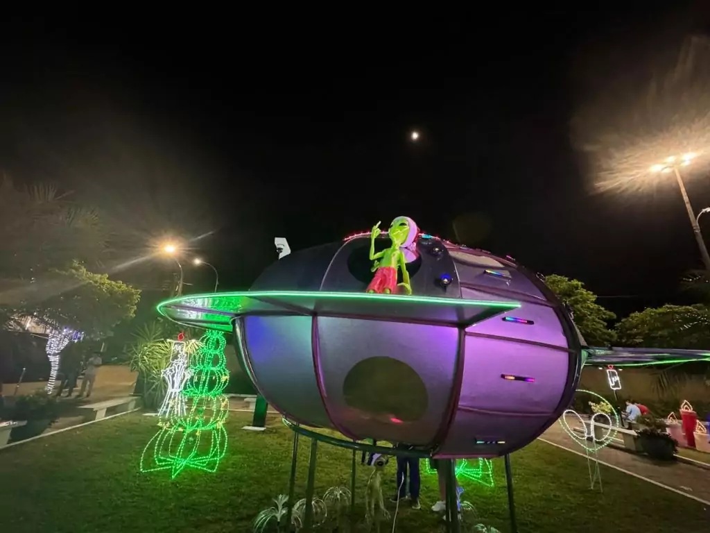 Em Caracol, Papai Noel chega de nave extraterrestre e encanta multidão no Natal de Luzes Em Caracol, Papai Noel chega de nave extraterrestre e encanta multidão no Natal de Luzes
