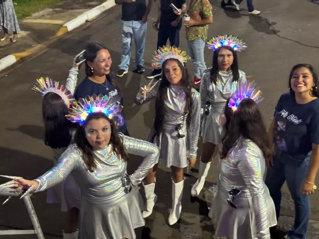 Em Caracol, Papai Noel chega de nave extraterrestre e encanta multidão no Natal de Luzes Em Caracol, Papai Noel chega de nave extraterrestre e encanta multidão no Natal de Luzes