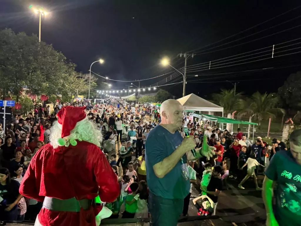 Em Caracol, Papai Noel chega de nave extraterrestre e encanta multidão no Natal de Luzes Em Caracol, Papai Noel chega de nave extraterrestre e encanta multidão no Natal de Luzes