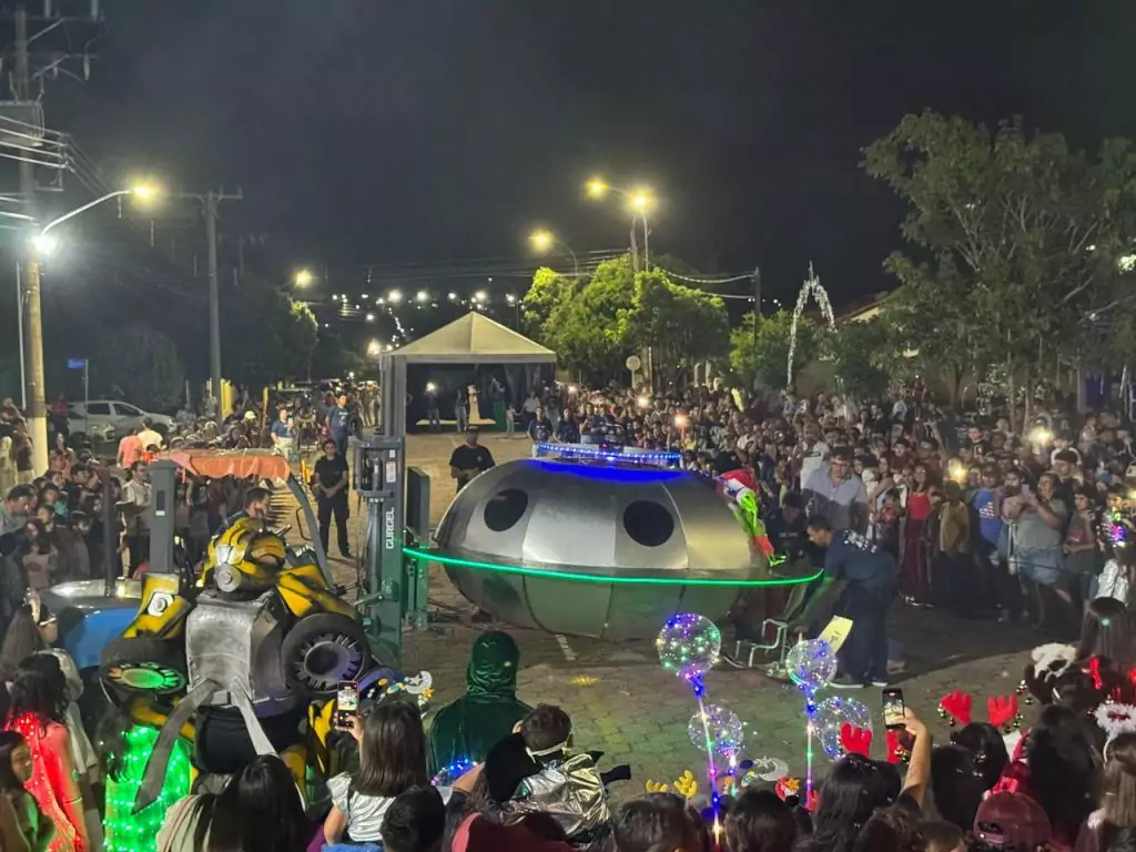 Em Caracol, Papai Noel chega de nave extraterrestre e encanta multidão no Natal de Luzes Em Caracol, Papai Noel chega de nave extraterrestre e encanta multidão no Natal de Luzes