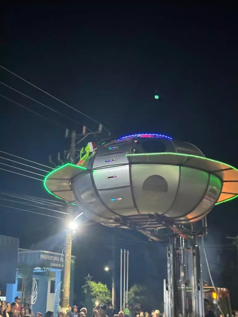 Em Caracol, Papai Noel chega de nave extraterrestre e encanta multidão no Natal de Luzes Em Caracol, Papai Noel chega de nave extraterrestre e encanta multidão no Natal de Luzes