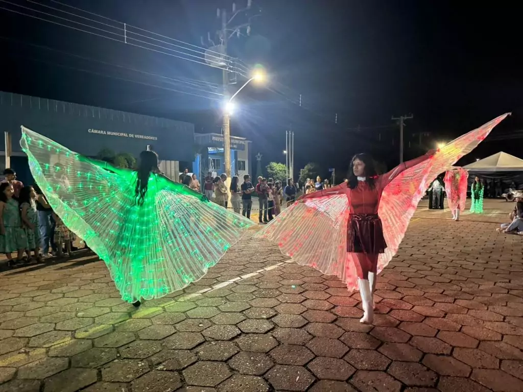 Em Caracol, Papai Noel chega de nave extraterrestre e encanta multidão no Natal de Luzes Em Caracol, Papai Noel chega de nave extraterrestre e encanta multidão no Natal de Luzes