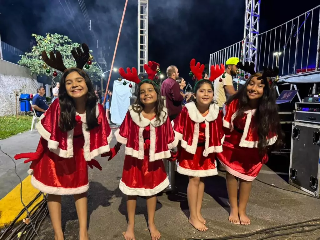 Em Caracol, Papai Noel chega de nave extraterrestre e encanta multidão no Natal de Luzes Em Caracol, Papai Noel chega de nave extraterrestre e encanta multidão no Natal de Luzes