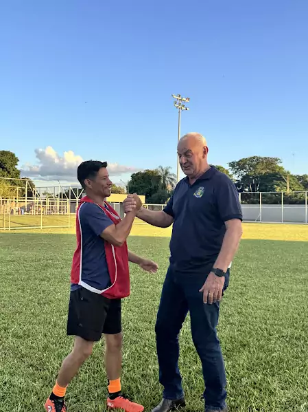 Prefeito Neco Pagliosa acompanha início dos preparativos do time de Caracol para a Copa Assomasul 2026