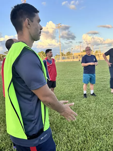 Prefeito Neco Pagliosa acompanha início dos preparativos do time de Caracol para a Copa Assomasul 2026